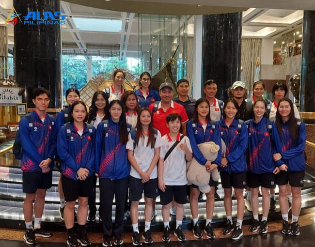 Thanh Thúy (ngoài cùng hàng sau bên phải) cùng đồng đội đến Philippines tham dự FIVB Challenger Cup 2024 nhưng HLV Tuấn Kiệt cho biết khả năng thi đấu của cô còn bỏ ngỏ