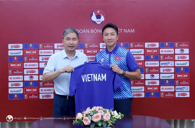 ベトナムチームには新たに韓国人のフィットネス専門家が加わった。 写真：VFF