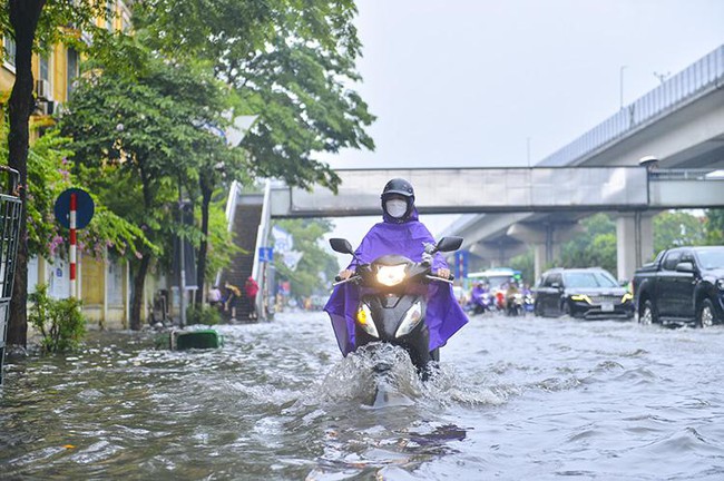 Nhiều khu vực trên cả nước mưa dông - Ảnh 1.