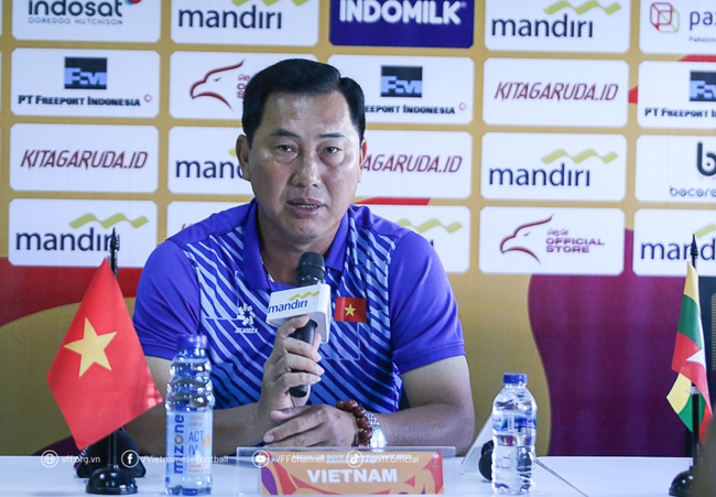 HLV Hứa Hiển Vinh: &quot;U19 Úc tấn công từ hai biên rất nguy hiểm&quot;. Ảnh: VFF