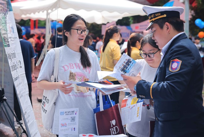 Tuyển sinh đại học 2024: Thí sinh cân nhắc chọn ngành học phù hợp năng lực, sở thích - Ảnh 2.