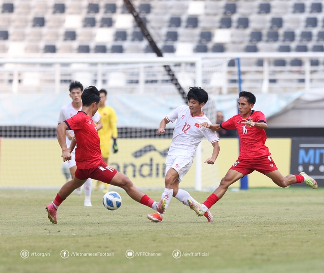 Tin nóng bóng đá Việt 25/7: ĐT Việt Nam ráo riết chuẩn bị cho AFF Cup, ngoại binh SLNA chia sẻ thật về V-League - Ảnh 3.