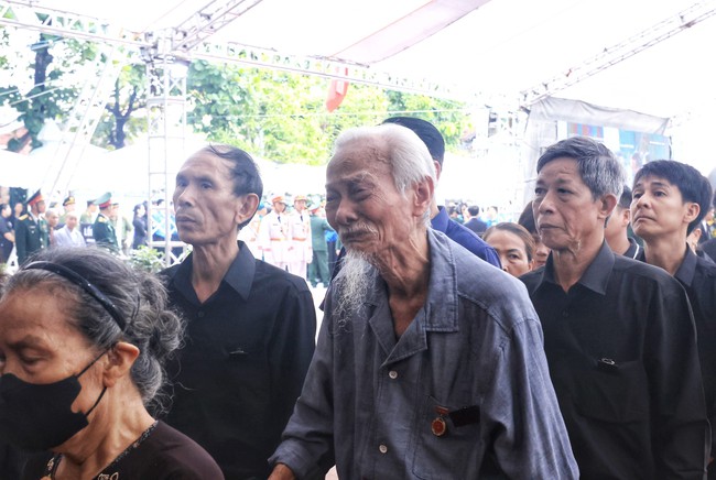 Lễ Quốc tang Tổng Bí thư Nguyễn Phú Trọng: Người dân bày tỏ sự kính trọng, niềm tiếc thương “Người học trò xuất sắc của Bác Hồ” - Ảnh 3.