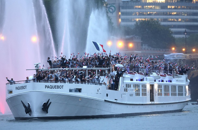 Chùm ảnh lễ khai mạc Olympic Paris 2024: Độc đáo, mãn nhãn và đầy màu sắc - Ảnh 9.