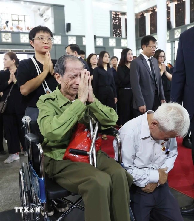 Lễ Quốc tang Tổng Bí thư Nguyễn Phú Trọng: Người dân cả nước thương tiếc nhà lãnh đạo tài năng, đức độ - Ảnh 4.