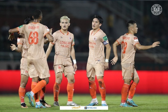 Tin nóng bóng đá Việt 28/7: Trung vệ 1m85 rời V-League xuống hạng Nhất chơi bóng, hậu vệ gốc Việt sắp gia nhập CAHN - Ảnh 1.