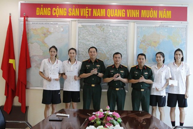 Nguyệt Anh (thứ 2 từ trái sang) cùng Kiều Trinh, Lâm Oanh, Phạm Thị Hiền là 4 VĐV của BTL Thông Tin góp mặt ở SEA V.League