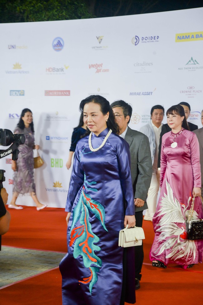 Dàn sao Việt Nam và quốc tế trên Thảm đỏ Liên hoan phim Châu Á Đà Nẵng 2024 - Ảnh 1.
