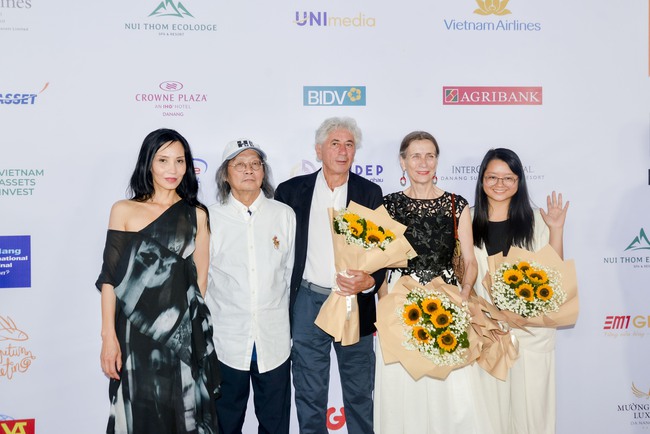 Dàn sao Việt Nam và quốc tế trên Thảm đỏ Liên hoan phim Châu Á Đà Nẵng 2024 - Ảnh 2.