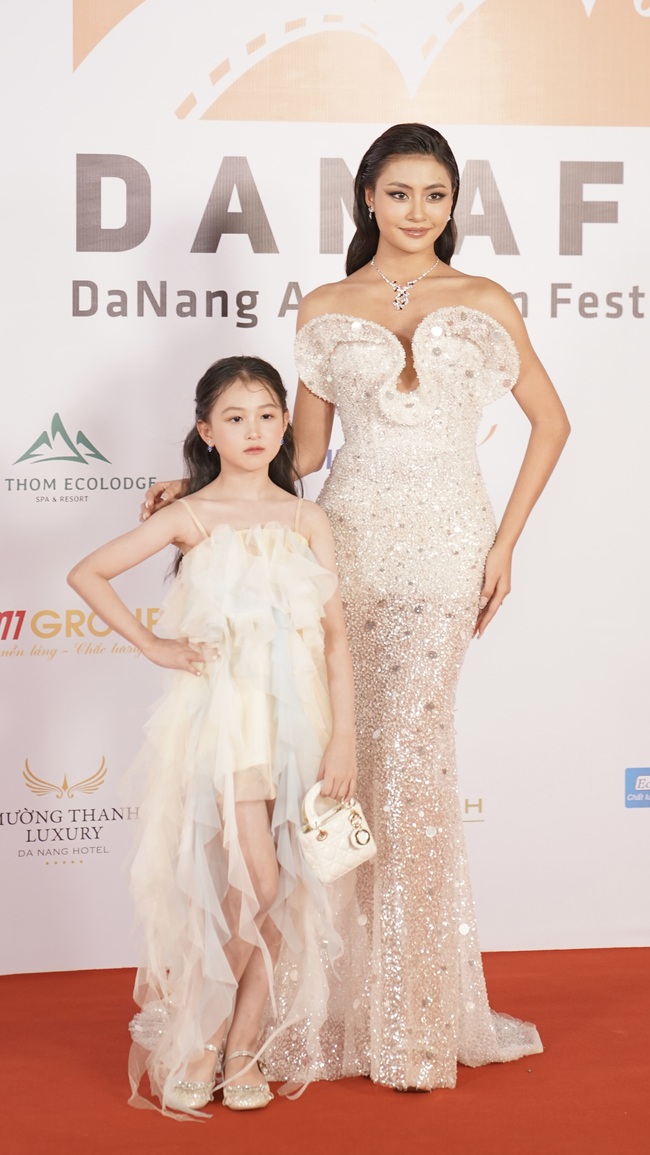 Dàn sao Việt Nam và quốc tế trên Thảm đỏ Liên hoan phim Châu Á Đà Nẵng 2024 - Ảnh 20.