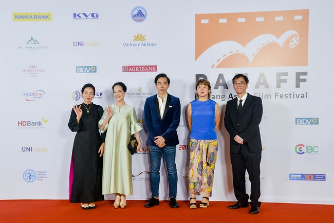 Dàn sao Việt Nam và quốc tế trên Thảm đỏ Liên hoan phim Châu Á Đà Nẵng 2024 - Ảnh 3.