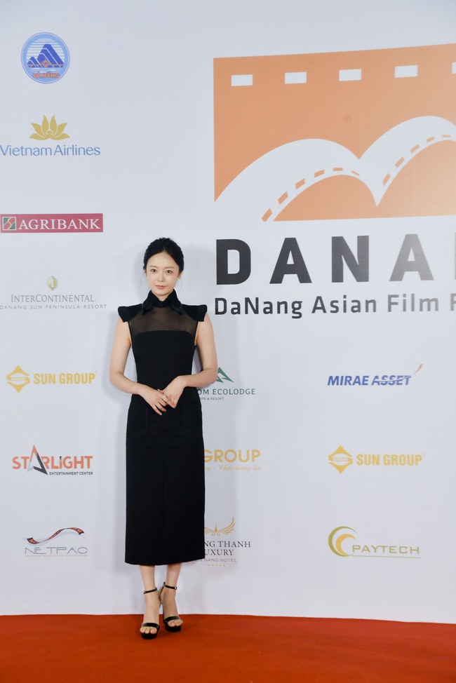 Dàn sao Việt Nam và quốc tế trên Thảm đỏ Liên hoan phim Châu Á Đà Nẵng 2024 - Ảnh 4.
