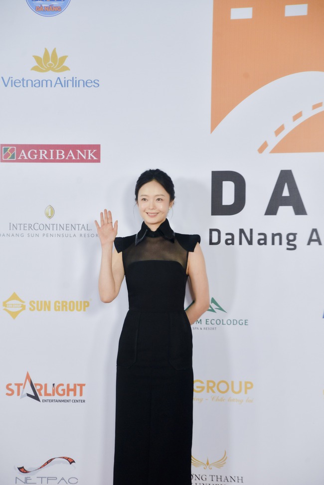 Dàn sao Việt Nam và quốc tế trên Thảm đỏ Liên hoan phim Châu Á Đà Nẵng 2024 - Ảnh 5.