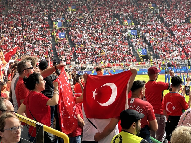 EURO trên từng cây số: Ngày Leipzig biến thành Istanbul - Ảnh 3.