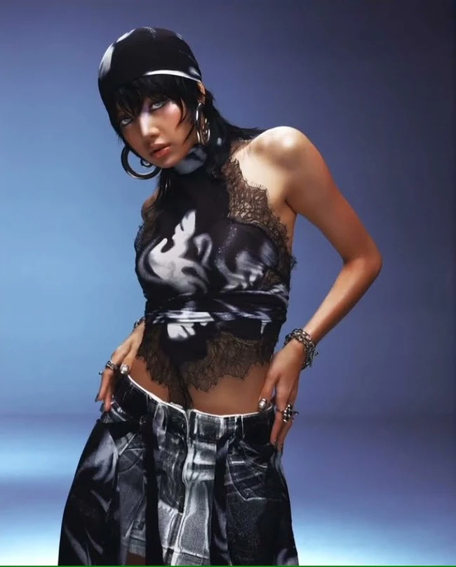 Lisa Blackpink thể hiện thành công khả năng âm nhạc của mình và khái niệm Y3K với &quot;Rockstar&quot; - Ảnh 1.