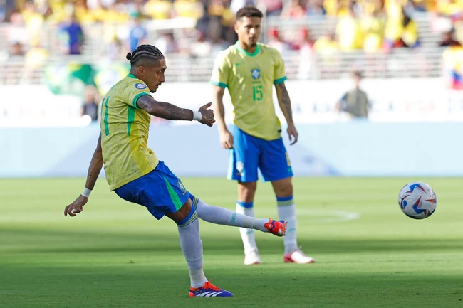 Raphinha lập siêu phẩm đá phạt, Brazil vẫn đánh rơi chiến thắng ở Copa America - Ảnh 1.