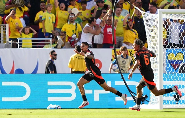 Raphinha lập siêu phẩm đá phạt, Brazil vẫn đánh rơi chiến thắng ở Copa America - Ảnh 2.