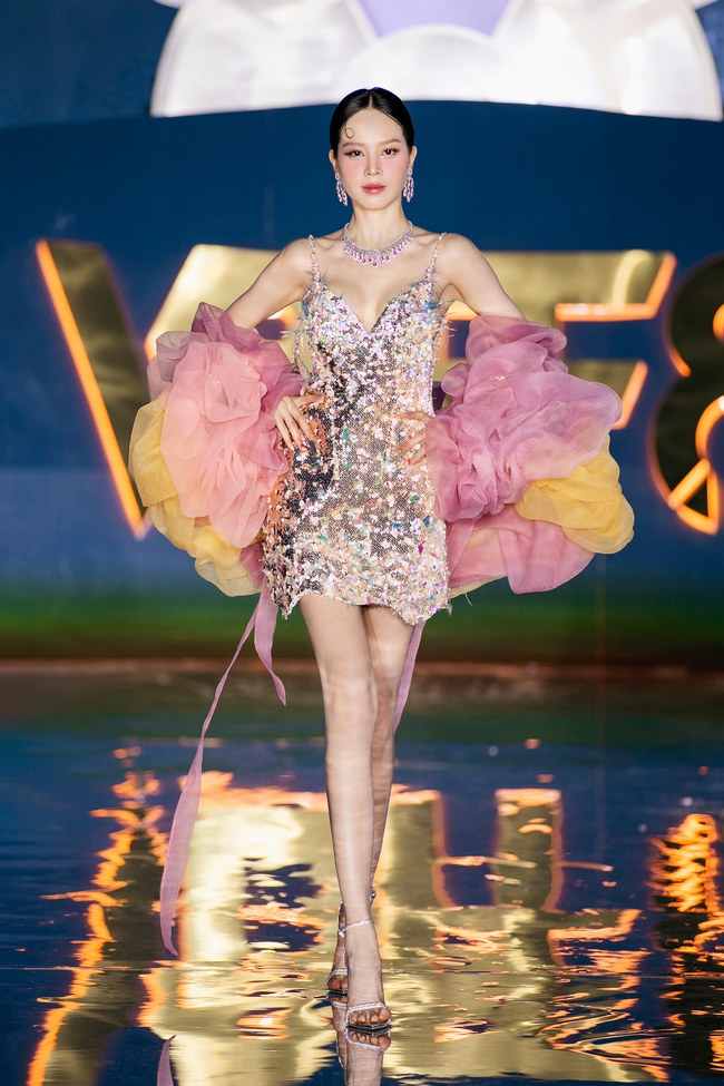 Dàn mỹ nhân đổ bộ thảm đỏ Vietnam Fashion Fest 8 - Ảnh 12.