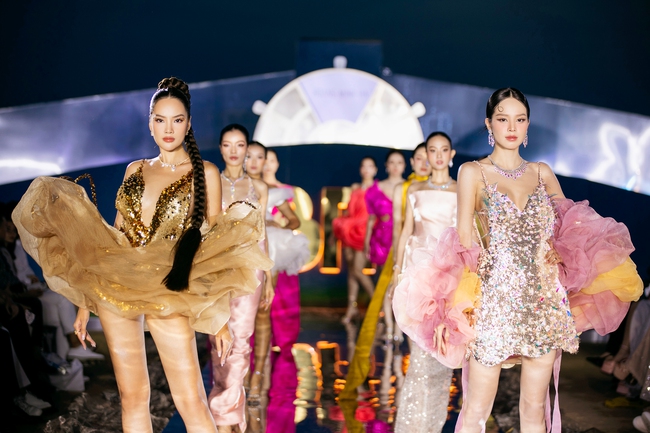 Dàn mỹ nhân đổ bộ thảm đỏ Vietnam Fashion Fest 8 - Ảnh 14.