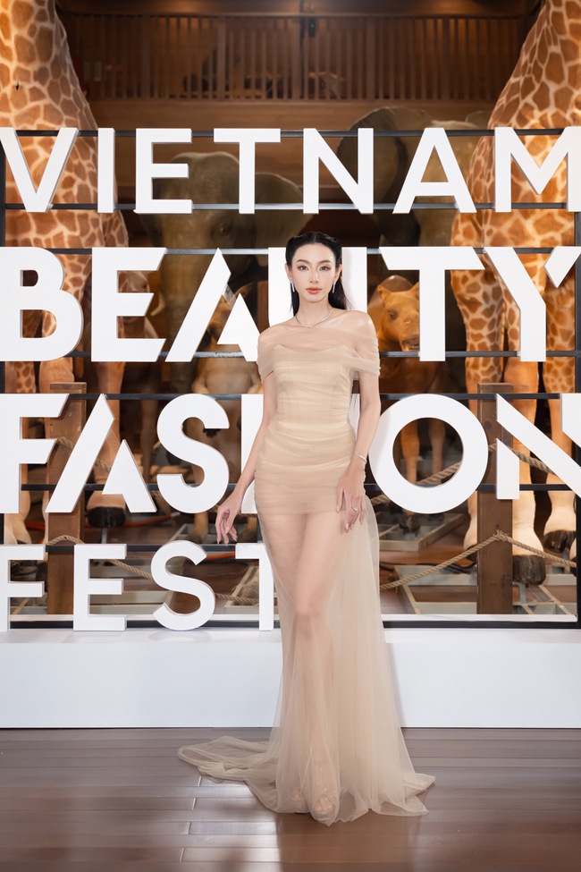 Dàn mỹ nhân đổ bộ thảm đỏ Vietnam Fashion Fest 8 - Ảnh 1.