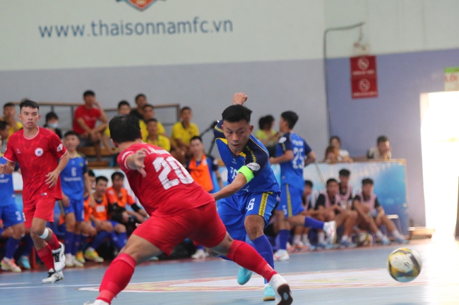 Cầu thủ futsal khóc nghẹn ngày chia tay sàn đấu - Ảnh 1.