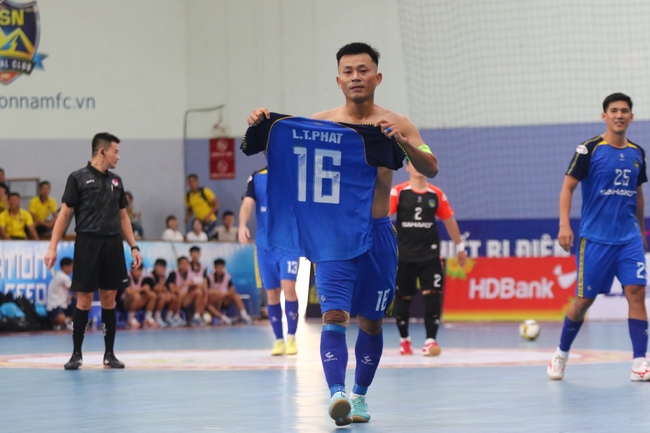 Cầu thủ futsal khóc nghẹn ngày chia tay sàn đấu - Ảnh 2.