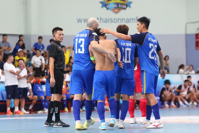 Cầu thủ futsal khóc nghẹn ngày chia tay sàn đấu - Ảnh 3.