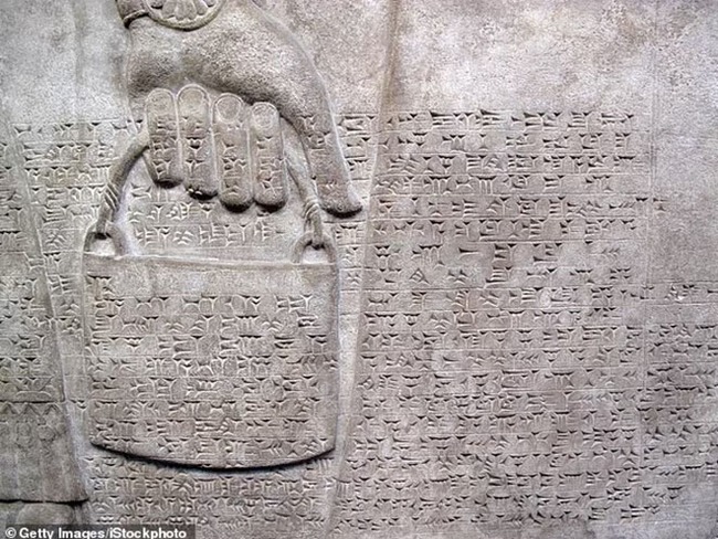 Những bức chạm khắc trên tường cổ cho thấy phụ nữ sử dụng túi xách cách đây 12.000 năm - Ảnh 4.