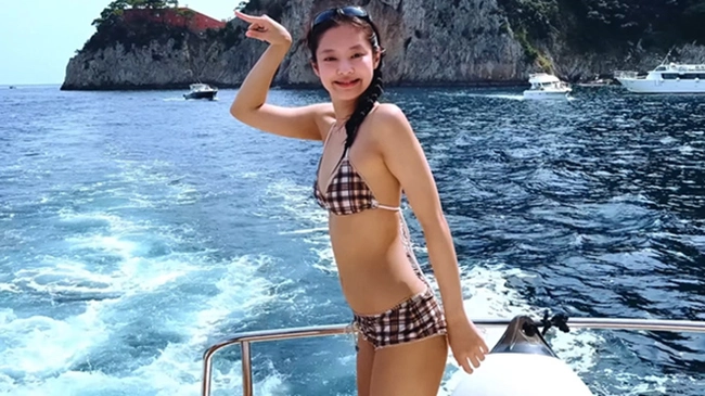 Jennie Blackpink rạng ngời với diện mạo bikini vừa dễ thương vừa gợi cảm ở Italy - Ảnh 7.