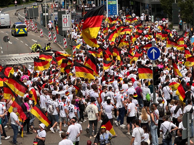 Chùm ảnh CĐV Đức cuồng nhiệt trước trận tứ kết EURO 2024 với Tây Ban Nha - Ảnh 5.