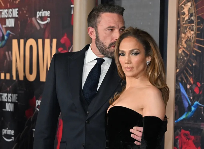 Jennifer Lopez lại đeo nhẫn cưới giữa tin đồn ly hôn Ben Affleck - Ảnh 4.