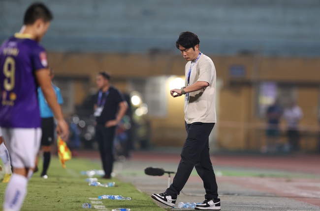 Hà Nội FC tiếc nuối chia tay HLV Daiki Iwamasa - Ảnh 1.