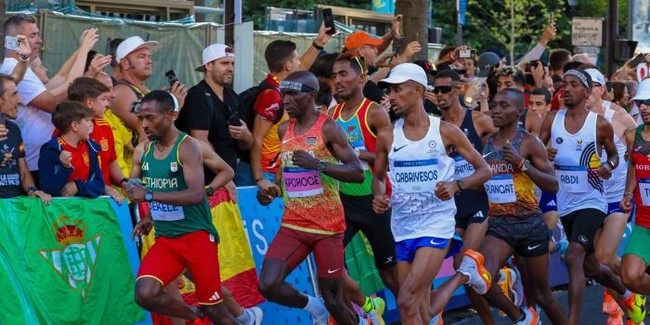 Kipchoge không hoàn thành cuộc đua, tan mộng giành HCV Olympic thứ 3 liên tiếp - Ảnh 1.