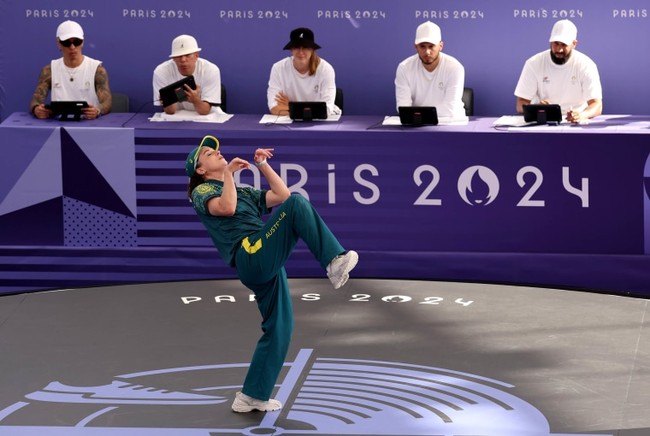 Bgirl kỳ cựu của Australia khiến khán giả ngỡ ngàng với điệu nhảy 'Kangaroo' tại Olympic 2024 - Ảnh 2.