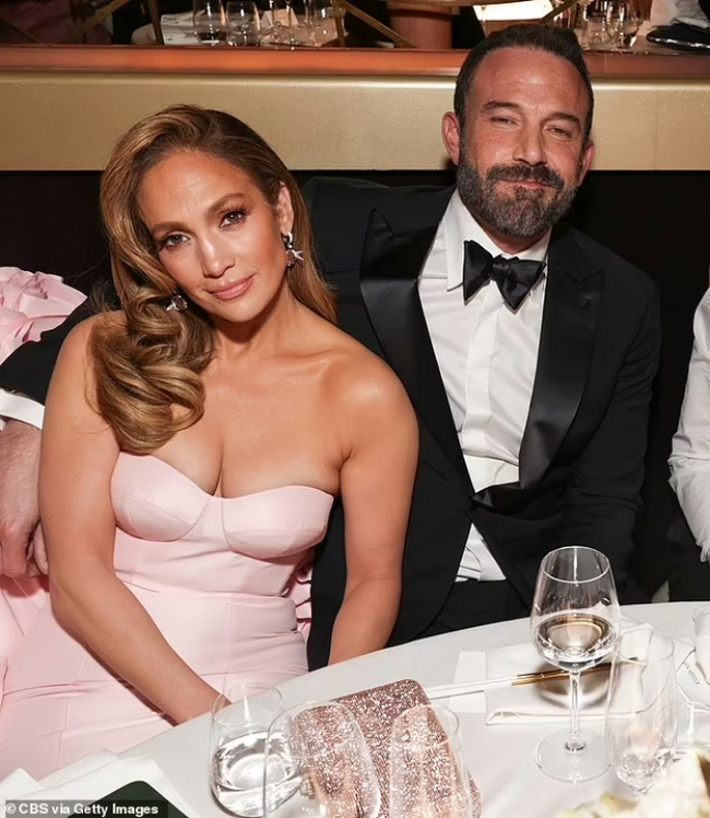 Ben Affleck mỉm cười sau khi đoàn tụ với Jennifer Lopez tại nhà - Ảnh 4.