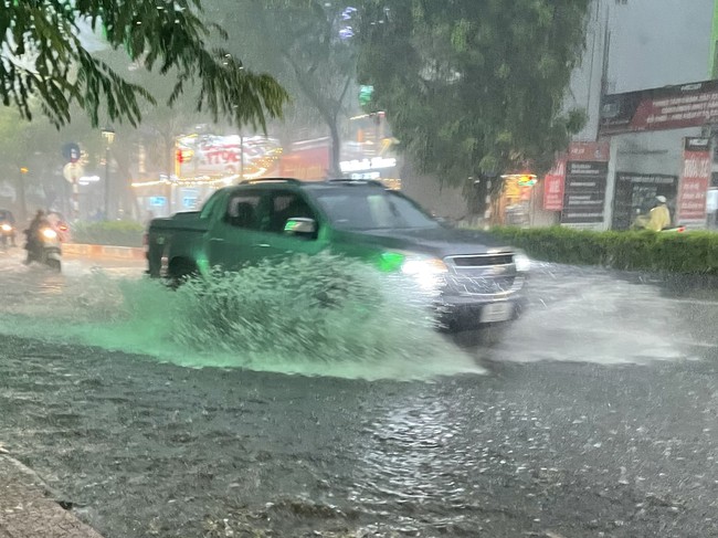 Thời tiết ngày 15/8: Mưa dai dẳng, độ ẩm đất đã bão hòa ở nhiều khu vực - Ảnh 1.