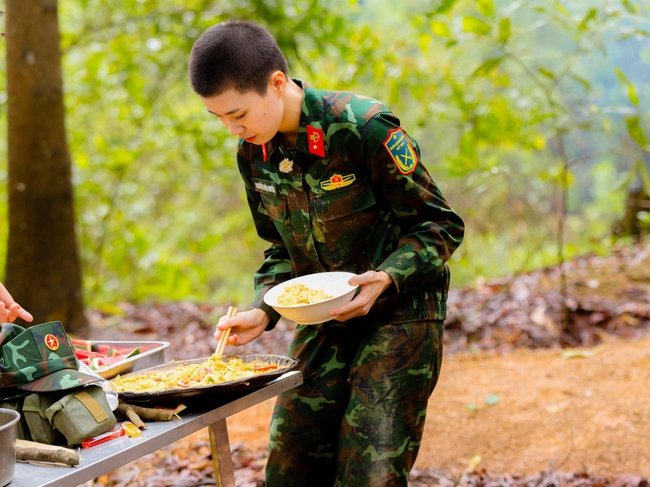 Khán giả tranh luận việc Thùy Tiên, Uyển Ân và dàn sao nữ 'Sao nhập ngũ' 2024 không biết nấu ăn - Ảnh 2.