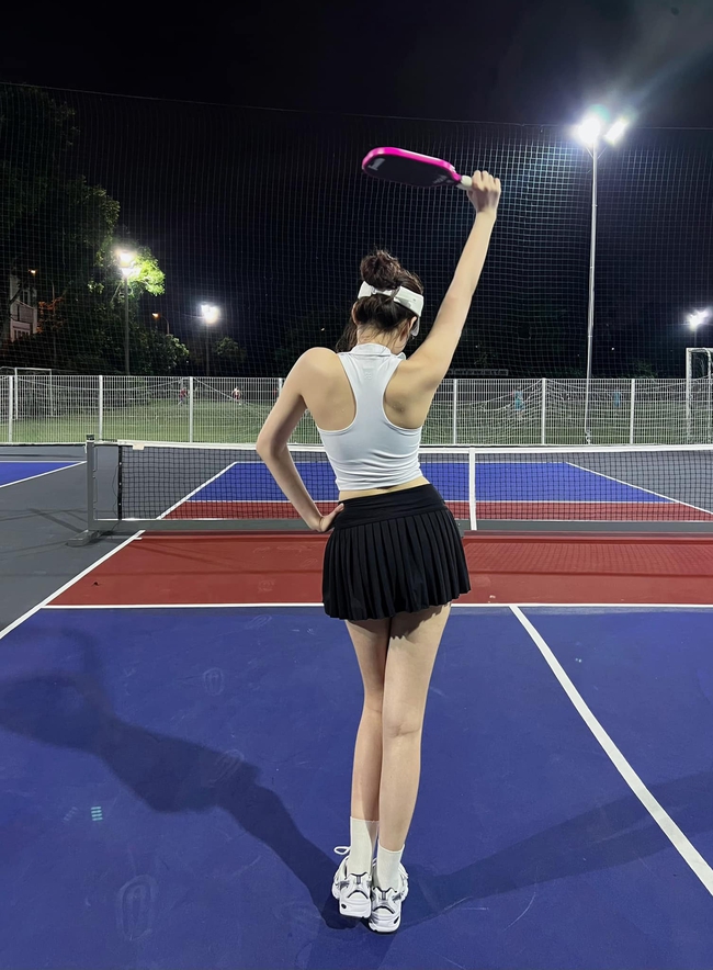 Thời trang xịn sò của Đỗ Thị Hà, Huyền Lizzie, Quỳnh Kool... trên sân tập pickleball - Ảnh 2.