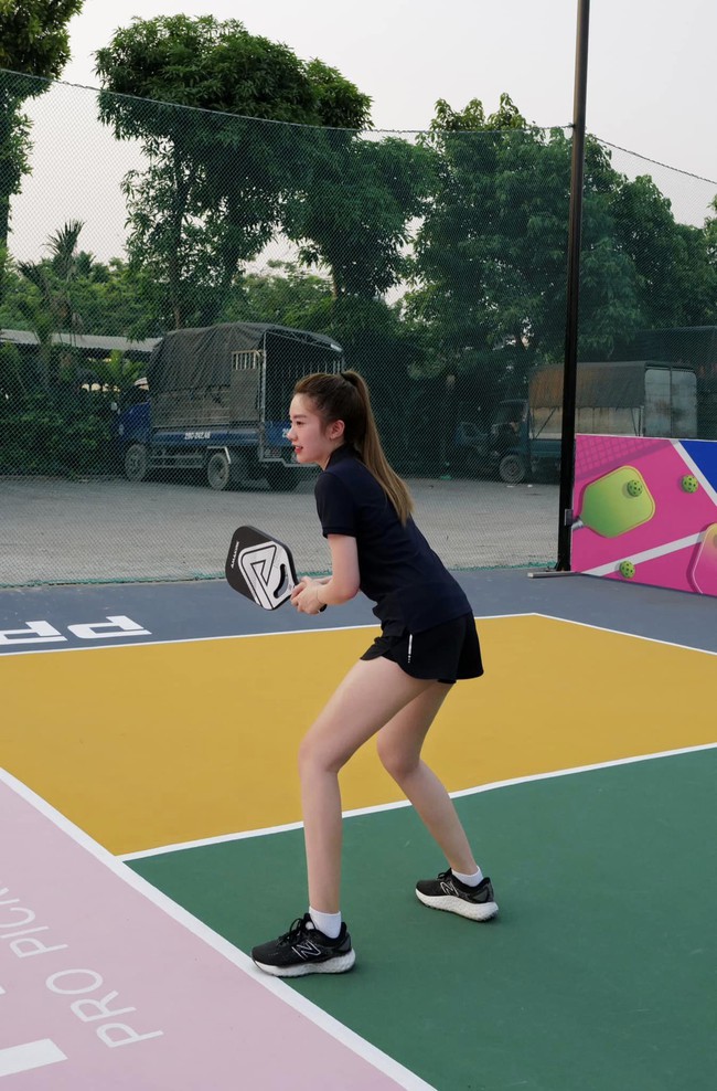 Thời trang xịn sò của Đỗ Thị Hà, Huyền Lizzie, Quỳnh Kool... trên sân tập pickleball - Ảnh 13.