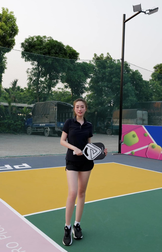 Thời trang xịn sò của Đỗ Thị Hà, Huyền Lizzie, Quỳnh Kool... trên sân tập pickleball - Ảnh 12.