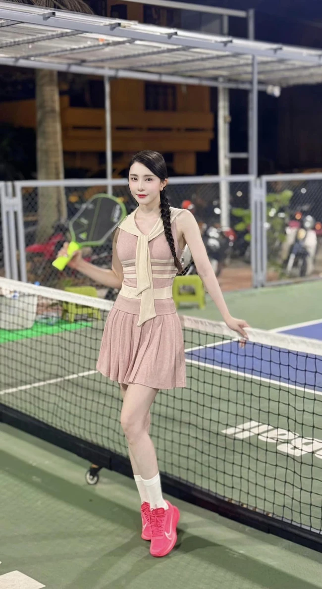 Thời trang xịn sò của Đỗ Thị Hà, Huyền Lizzie, Quỳnh Kool... trên sân tập pickleball - Ảnh 8.