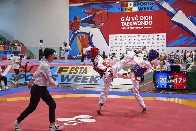 Tranh tài sôi nổi tại Giải vô địch Taekwondo các lứa tuổi trẻ quốc gia CJ năm 2024 - Ảnh 1.