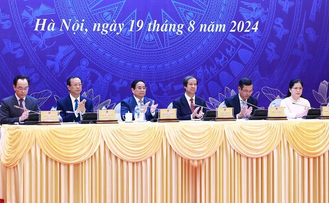 Thủ tướng Phạm Minh Chính: Quan tâm giáo dục đào tạo để tạo động lực phát triển đất nước nhanh và bền vững - Ảnh 3.