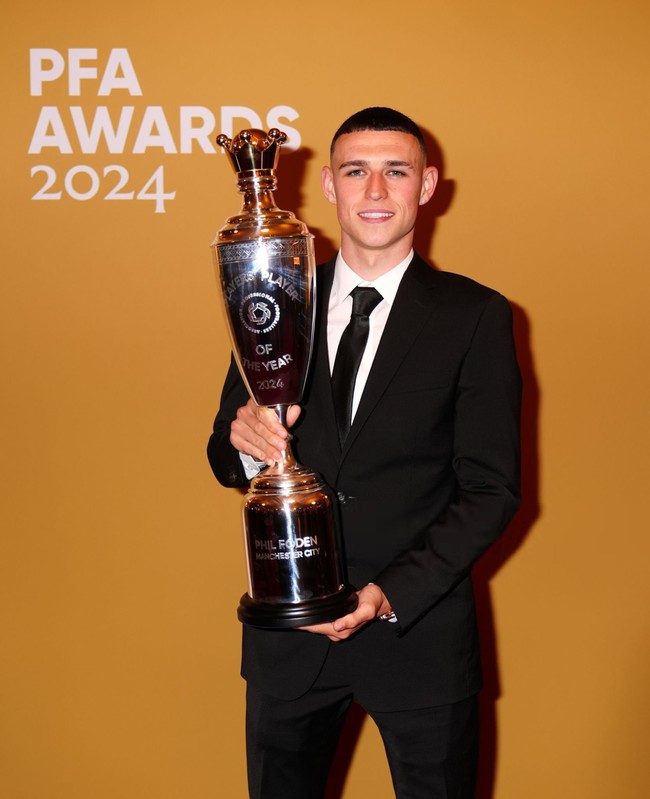 Phil Foden giành giải thưởng cá nhân thứ 4 sau mùa giải bùng nổ với Man City - Ảnh 1.