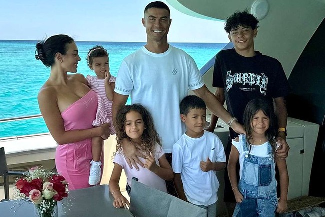 cristiano-ronaldo-family-instagram-tout-072124-29f40a6a20714176b6664afd9ab49a7d-1724314705384863703743.jpg