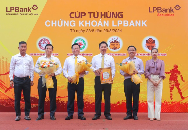 Khai mạc Giải Bóng đá Cúp Tứ Hùng Chứng Khoán LPBank 2024 lần 1 - Ảnh 1.