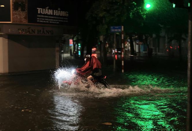 Hình ảnh: Mưa lớn lúc nửa đêm, nhiều tuyến phố của Hà Nội ngập trong biển nước - Ảnh 12.