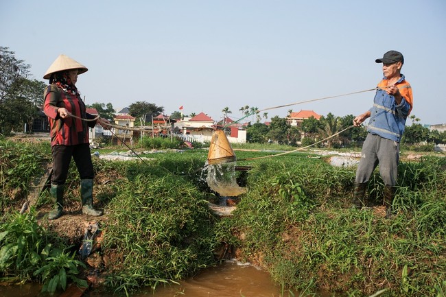 Cuộc sống sau ống kính: Lại gặp chiếc gầu tát nước - Ảnh 1.