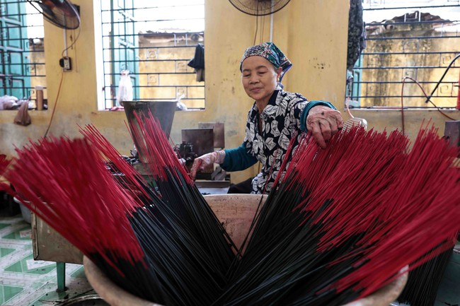 Làng nghề làm hương trăm tuối ở ngoại thành Hà Nội - Ảnh 3.