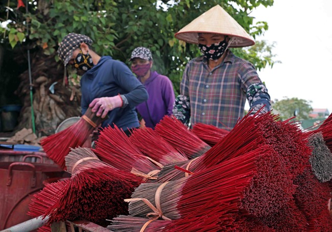 Làng nghề làm hương trăm tuối ở ngoại thành Hà Nội - Ảnh 1.